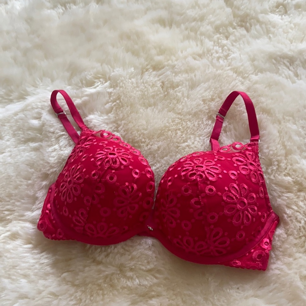 Victoria secret 32DD bra